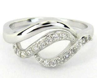 Krásný stříbrný prsten se zirkony pro přítelkyni