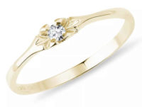 Tenký zlatý zásnubní prsten s briliantem