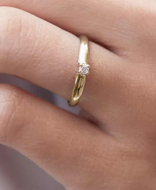 Zlatý zásnubní prsten s briliantem
