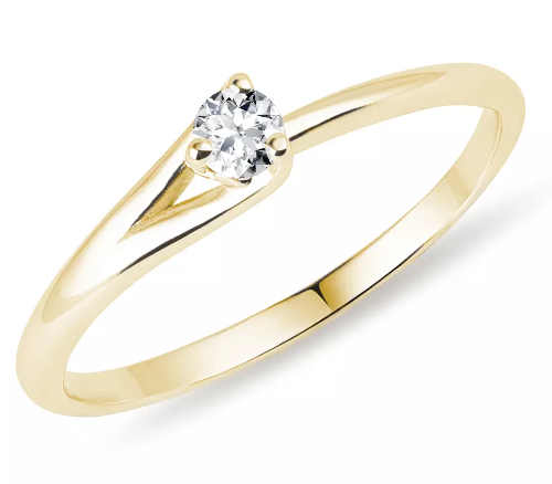 Asymetrický zlatý zásnubní prsten s briliantem