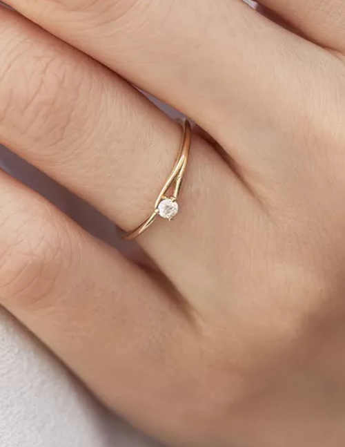 Atypický dámský zlatý zásnubní prsten s diamantem