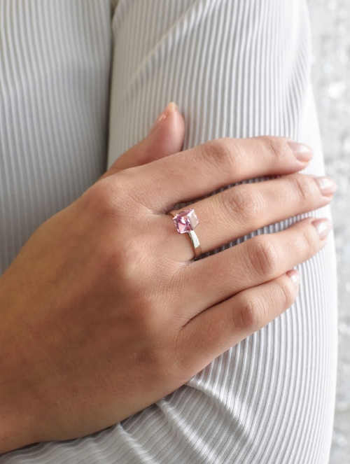 dámský prsten stříbrný s růžovou kostičkou