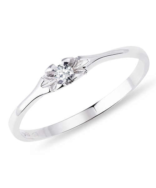 Decentní prsten z bílého zlata s diamantem