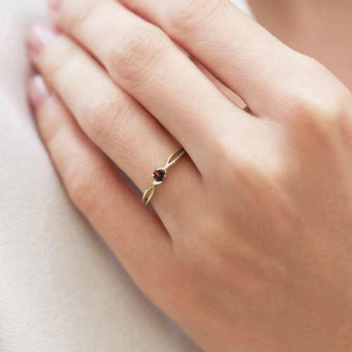 elegantní prsten s granátem ze zlata