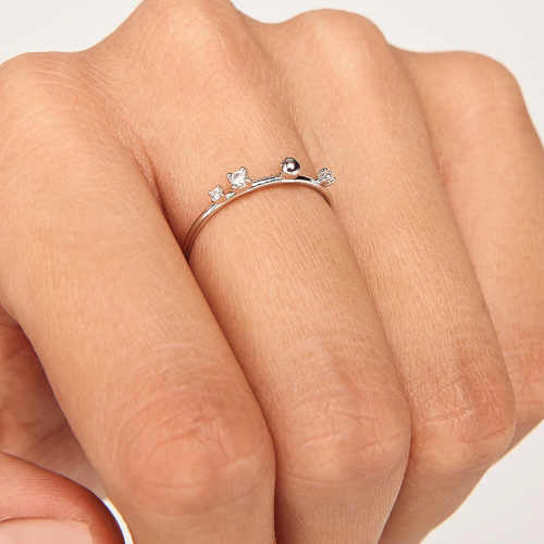 stříbrný prsten dekorovaný zirkony