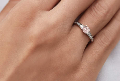 Romantický zásnubní prsten s růžovým drahokamem