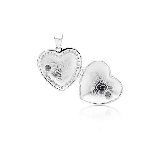 stříbrný medailon ve tvaru srdce