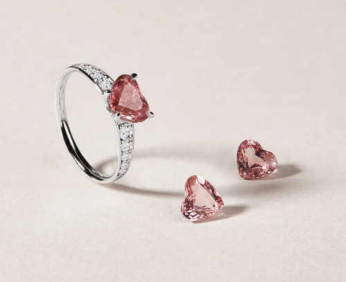dámský prsten s diamanty a turmalínem