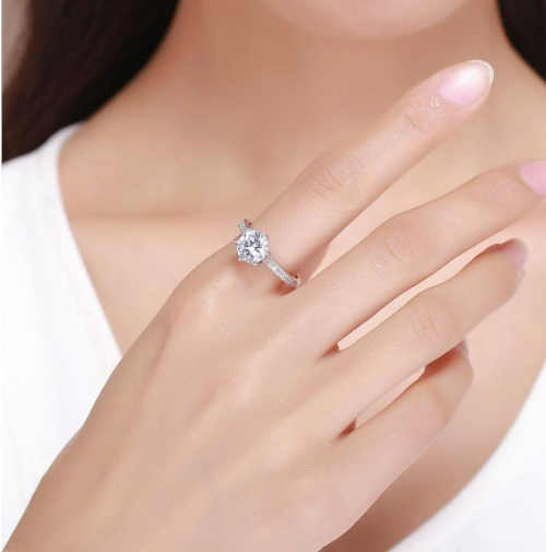 dámský prsten ze stříbra