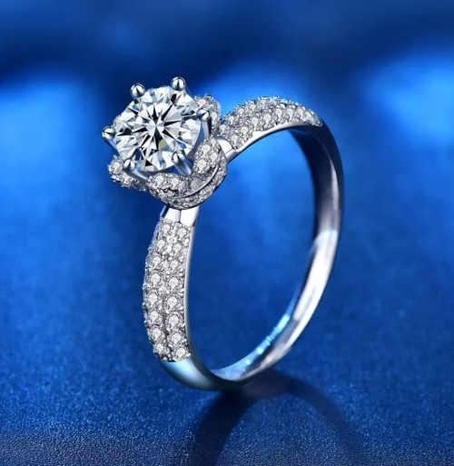 stříbrný prsten se zirkony