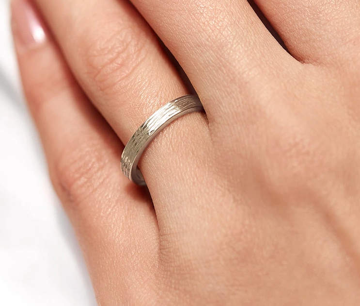 Dámský snubní prsten z bílého zlata bez kamene